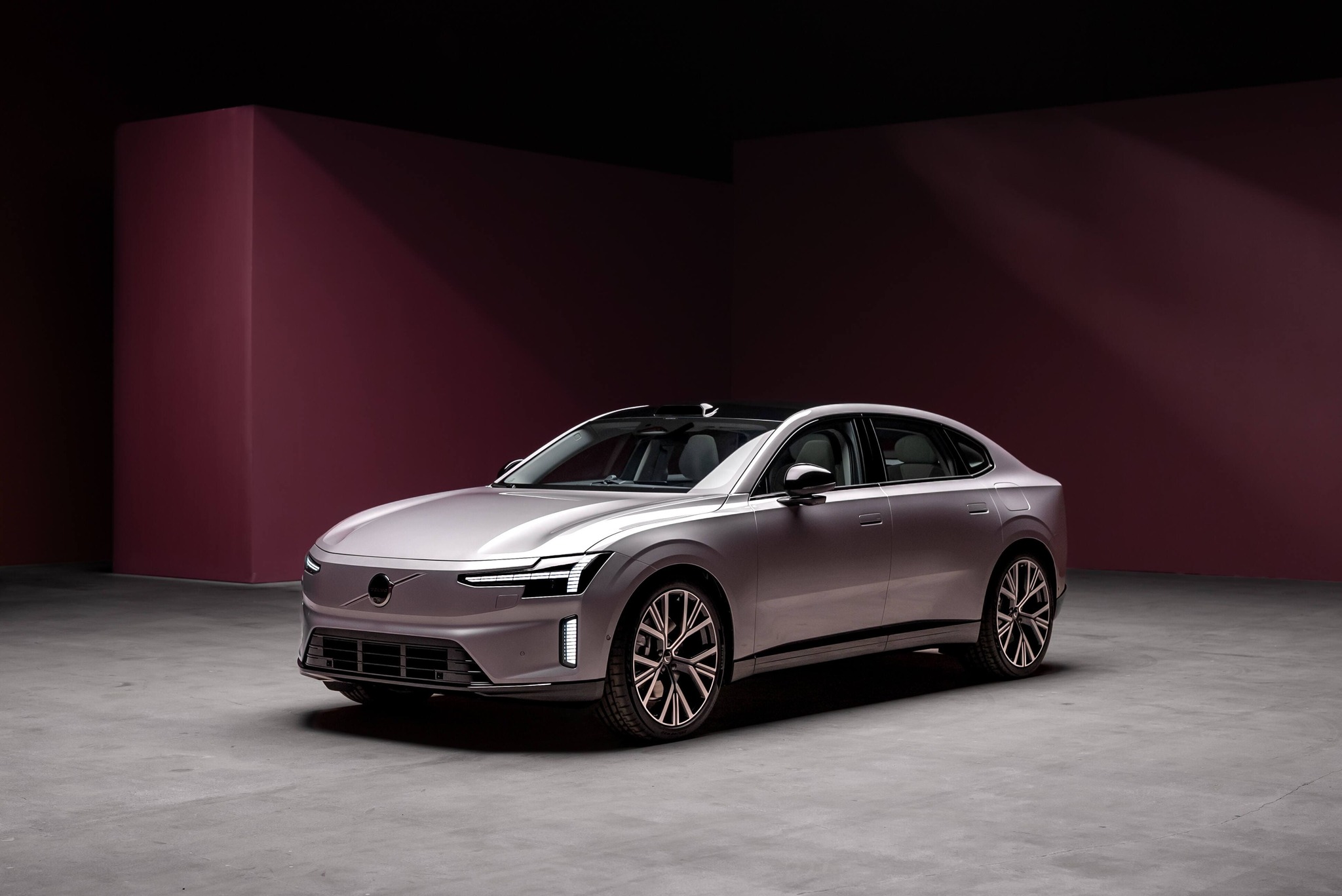 Новий електрокар Volvo ES90 - єдиний у своєму класі